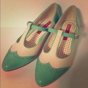 NWT Vintage Inspired Kitten Heels T Strap